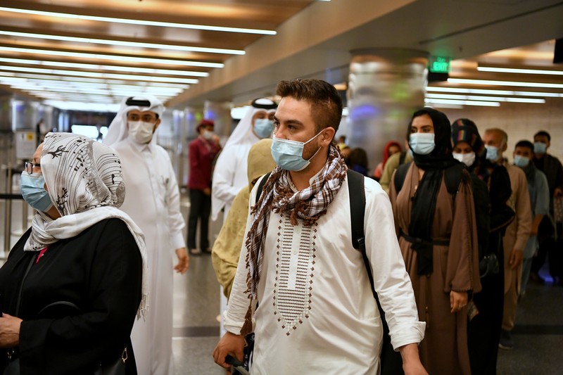 Sekitar 150 orang Afghanistan berkewarganegaraan ganda meninggalkan Afghanistan menuju Amerika Serikat (AS) dengan penerbangan Qatar Airways. (REUTERS/STRINGER) Sekitar 150 orang Afghanistan berkewarganegaraan ganda meninggalkan Afghanistan menuju Amerika Serikat (AS) dengan penerbangan Qatar Airways. (REUTERS/STRINGER)
