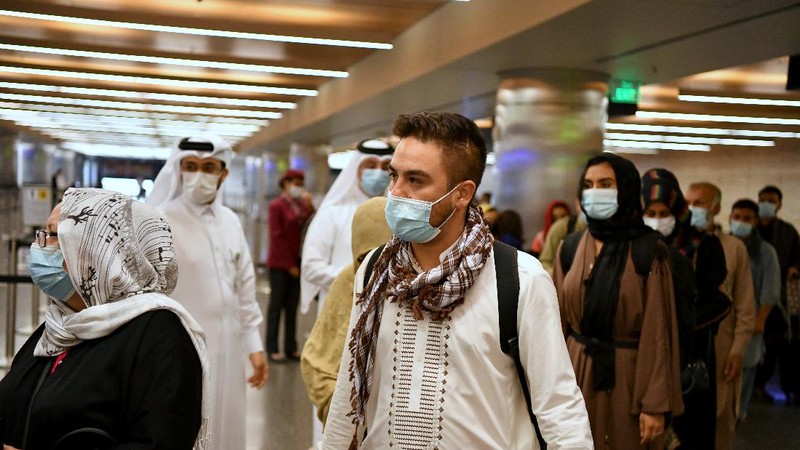 Sekitar 150 orang Afghanistan berkewarganegaraan ganda meninggalkan Afghanistan menuju Amerika Serikat (AS) dengan penerbangan Qatar Airways. (REUTERS/STRINGER)