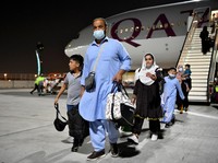 Taliban Beri Izin, Potret Warga Afghanistan Evakuasi ke AS