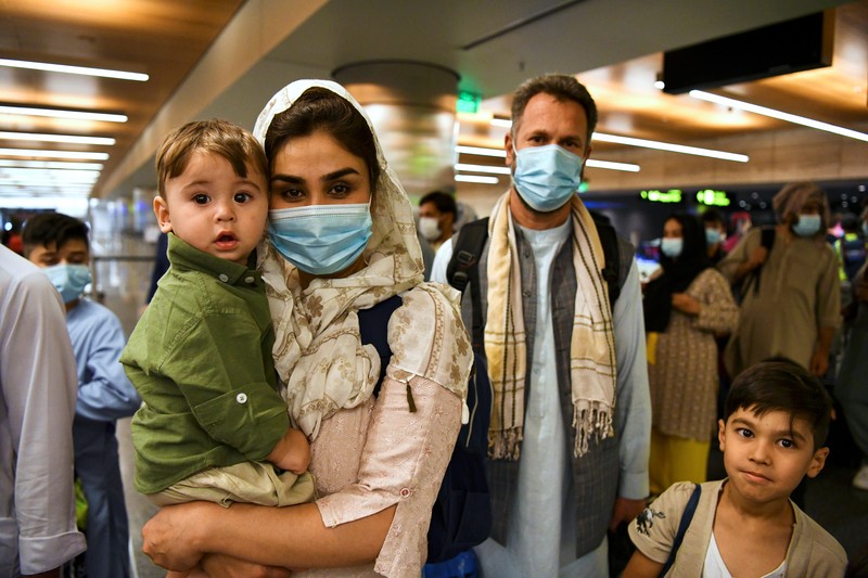 Sekitar 150 orang Afghanistan berkewarganegaraan ganda meninggalkan Afghanistan menuju Amerika Serikat (AS) dengan penerbangan Qatar Airways. (REUTERS/STRINGER) Sekitar 150 orang Afghanistan berkewarganegaraan ganda meninggalkan Afghanistan menuju Amerika Serikat (AS) dengan penerbangan Qatar Airways. (REUTERS/STRINGER)