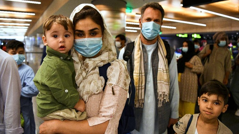 Sekitar 150 orang Afghanistan berkewarganegaraan ganda meninggalkan Afghanistan menuju Amerika Serikat (AS) dengan penerbangan Qatar Airways. (REUTERS/STRINGER)