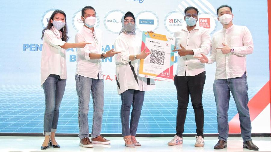 Wakil Direktur Utama BNI Adi Sulistyowati (tengah), CEO Buku Warung Abhinay Peddisetty (kedua kanan) dan David Tannoto (kanan), Deputy Director Division Head of Payment System Innovation Bank Indonesia Ricky Satria (kedua kiri), dan Senior Executive Vice President Bisnis Digital BNI Rian Eriana Kaslan (kiri) menunjukkan Mock-up QR Code Buku Warung pasca penandatangan MoU (Nota Kesepahaman) Kemitraan Digital di Jakarta, Jumat (10 September 2021). BNI memberikan value added serta solusi digital bagi merchant UMKM Buku Warung melalui QRIS, Virtual Account, API One Gate Payment, BNIDirect, dan Produk Digital Lainnya.