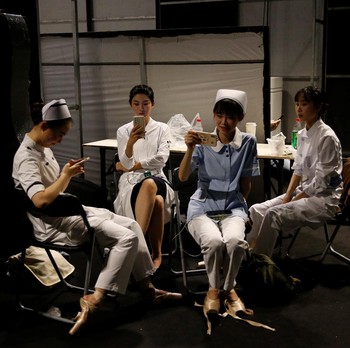 Unik! APD Jadi Tren Fesyen Saat Gelaran China Fashion Week