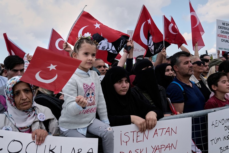 Demo Turki terkait penolakan kewajiban vaksinasi A demonstrator holds a placard reading