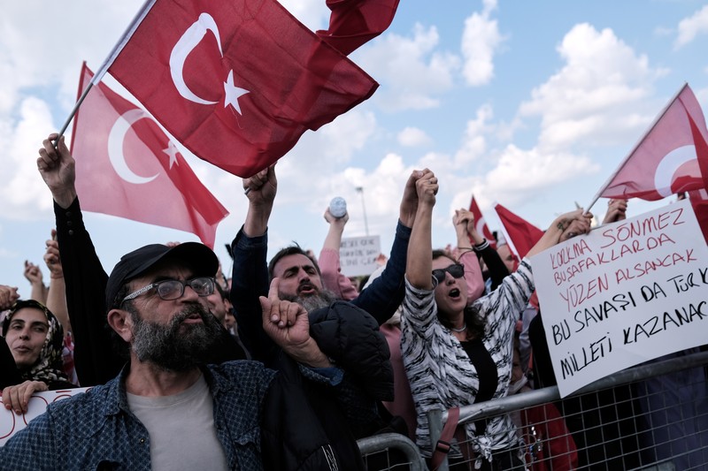 Demo Turki terkait penolakan kewajiban vaksinasi A demonstrator holds a placard reading