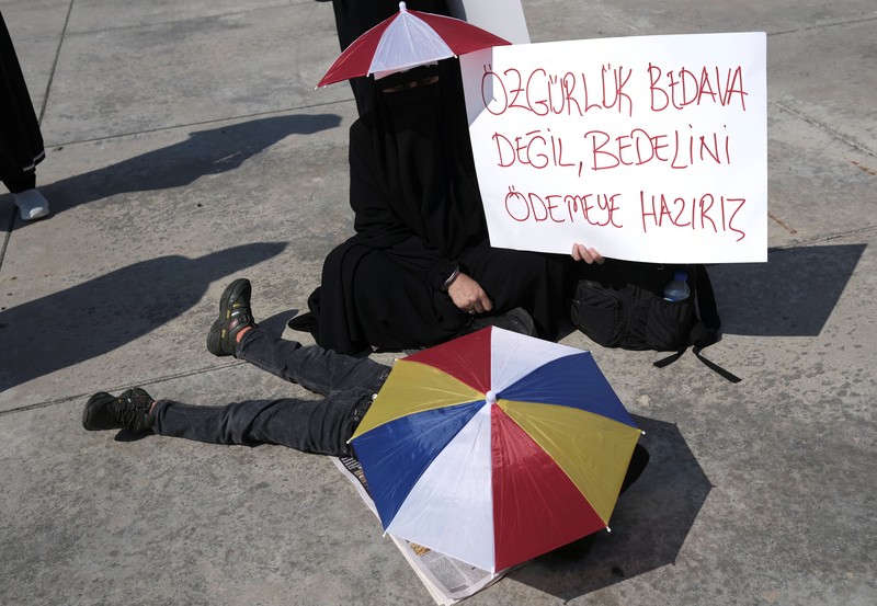Demo Turki terkait penolakan kewajiban vaksinasi A demonstrator holds a placard reading