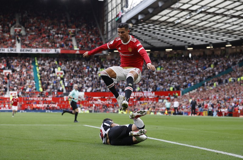 Pemain Manchester United Cristiano Ronaldo saat tampil melawan Newcastle di Old Trafford, Sabtu (11/9/2021). Soccer Football - Premier League - Manchester United v Newcastle United - Old Trafford, Manchester, Britain - September 11, 2021 Manchester United's Cristiano Ronaldo in action with Newcastle United's Joe Willock REUTERS/Phil Noble EDITORIAL USE ONLY. No use with unauthorized audio, video, data, fixture lists, club/league logos or 'live' services. Online in-match use limited to 75 images, no video emulation. No use in betting, games or single club /league/player publications. Please contact your account representative for further details.