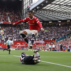 Viral! MU Kalah 5-0 dari Liverpool, Ronaldo Tendang Jones