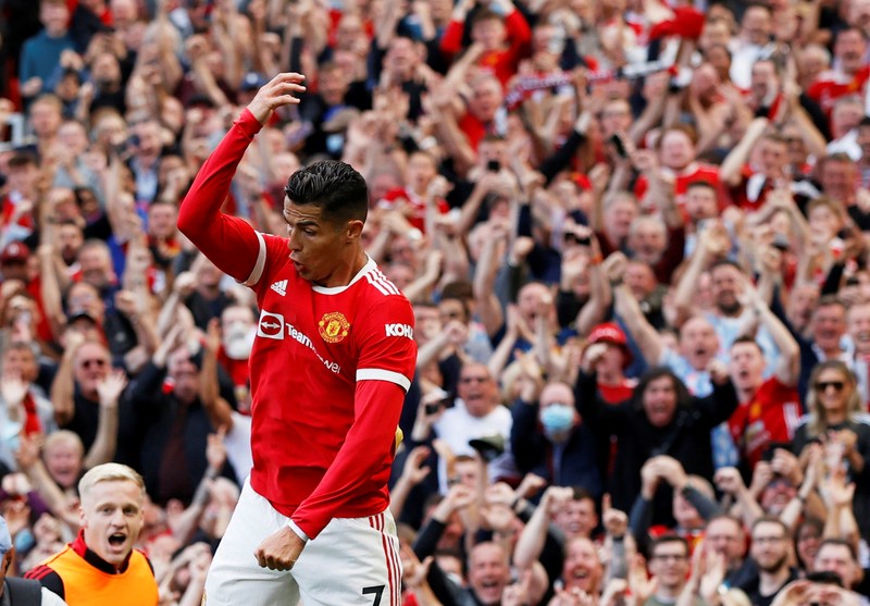 Pemain Manchester United Cristiano Ronaldo saat tampil melawan Newcastle di Old Trafford, Sabtu (11/9/2021). Soccer Football - Premier League - Manchester United v Newcastle United - Old Trafford, Manchester, Britain - September 11, 2021 Manchester United's Cristiano Ronaldo in action with Newcastle United's Joe Willock REUTERS/Phil Noble EDITORIAL USE ONLY. No use with unauthorized audio, video, data, fixture lists, club/league logos or 'live' services. Online in-match use limited to 75 images, no video emulation. No use in betting, games or single club /league/player publications. Please contact your account representative for further details.