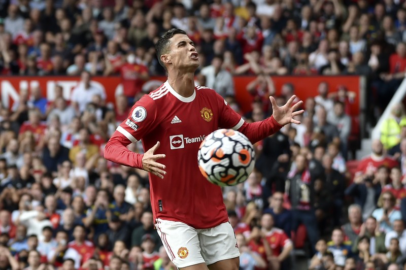 Pemain Manchester United Cristiano Ronaldo saat tampil melawan Newcastle di Old Trafford, Sabtu (11/9/2021). Soccer Football - Premier League - Manchester United v Newcastle United - Old Trafford, Manchester, Britain - September 11, 2021 Manchester United's Cristiano Ronaldo in action with Newcastle United's Joe Willock REUTERS/Phil Noble EDITORIAL USE ONLY. No use with unauthorized audio, video, data, fixture lists, club/league logos or 'live' services. Online in-match use limited to 75 images, no video emulation. No use in betting, games or single club /league/player publications. Please contact your account representative for further details.