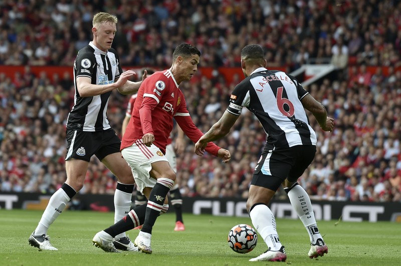 Pemain Manchester United Cristiano Ronaldo saat tampil melawan Newcastle di Old Trafford, Sabtu (11/9/2021). Soccer Football - Premier League - Manchester United v Newcastle United - Old Trafford, Manchester, Britain - September 11, 2021 Manchester United's Cristiano Ronaldo in action with Newcastle United's Joe Willock REUTERS/Phil Noble EDITORIAL USE ONLY. No use with unauthorized audio, video, data, fixture lists, club/league logos or 'live' services. Online in-match use limited to 75 images, no video emulation. No use in betting, games or single club /league/player publications. Please contact your account representative for further details.