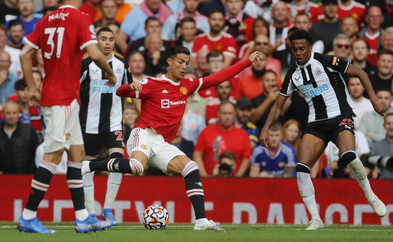 Pemain Manchester United Cristiano Ronaldo saat tampil melawan Newcastle di Old Trafford, Sabtu (11/9/2021). Soccer Football - Premier League - Manchester United v Newcastle United - Old Trafford, Manchester, Britain - September 11, 2021 Manchester United's Cristiano Ronaldo in action with Newcastle United's Joe Willock REUTERS/Phil Noble EDITORIAL USE ONLY. No use with unauthorized audio, video, data, fixture lists, club/league logos or 'live' services. Online in-match use limited to 75 images, no video emulation. No use in betting, games or single club /league/player publications. Please contact your account representative for further details.