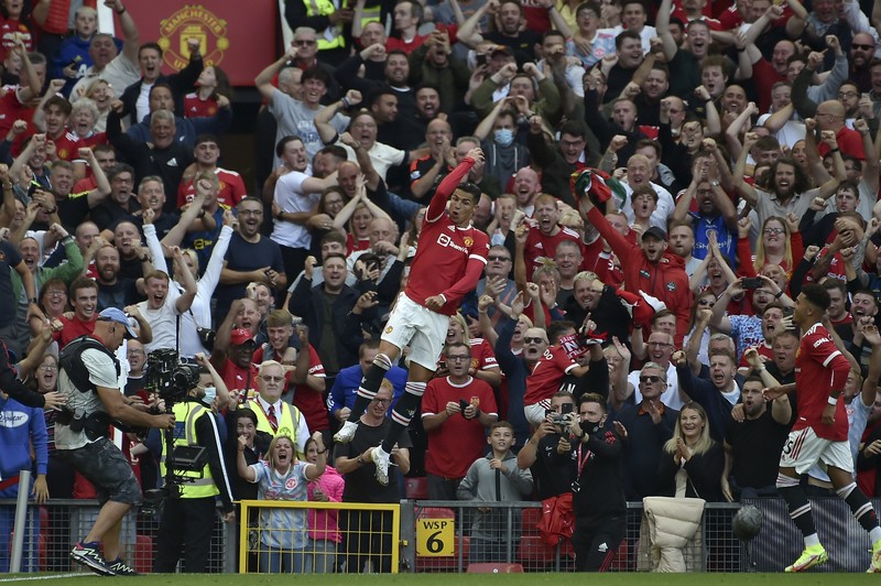 Pemain Manchester United Cristiano Ronaldo saat tampil melawan Newcastle di Old Trafford, Sabtu (11/9/2021). Soccer Football - Premier League - Manchester United v Newcastle United - Old Trafford, Manchester, Britain - September 11, 2021 Manchester United's Cristiano Ronaldo in action with Newcastle United's Joe Willock REUTERS/Phil Noble EDITORIAL USE ONLY. No use with unauthorized audio, video, data, fixture lists, club/league logos or 'live' services. Online in-match use limited to 75 images, no video emulation. No use in betting, games or single club /league/player publications. Please contact your account representative for further details.