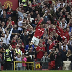 Inggris Siaga 'Tsunami' Covid, Gegara Asik Nonton CR7?