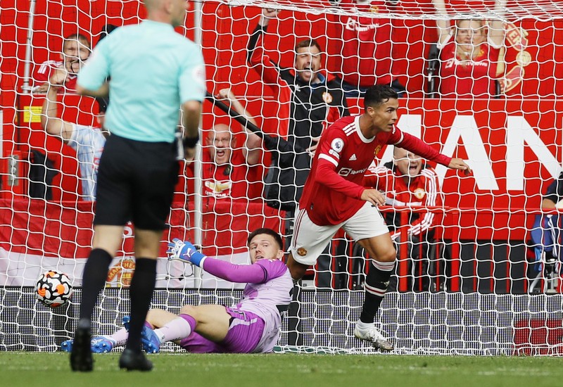 Pemain Manchester United Cristiano Ronaldo saat tampil melawan Newcastle di Old Trafford, Sabtu (11/9/2021). Soccer Football - Premier League - Manchester United v Newcastle United - Old Trafford, Manchester, Britain - September 11, 2021 Manchester United's Cristiano Ronaldo in action with Newcastle United's Joe Willock REUTERS/Phil Noble EDITORIAL USE ONLY. No use with unauthorized audio, video, data, fixture lists, club/league logos or 'live' services. Online in-match use limited to 75 images, no video emulation. No use in betting, games or single club /league/player publications. Please contact your account representative for further details.