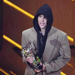 Sakit Ramsay Hunt Syndrome Picu Justin Bieber Batalkan Konser