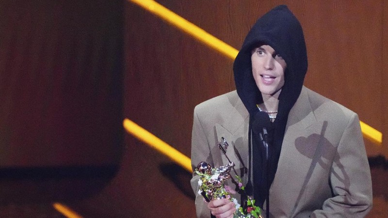 Justin Bieber accepts the award for artist of the year at the MTV Video Music Awards at Barclays Center on Sunday, Sept. 12, 2021, in New York. (Photo by Charles Sykes/Invision/AP)