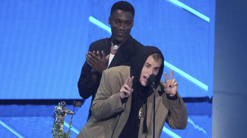 Justin Bieber accepts the award for artist of the year at the MTV Video Music Awards at Barclays Center on Sunday, Sept. 12, 2021, in New York. (Photo by Charles Sykes/Invision/AP)