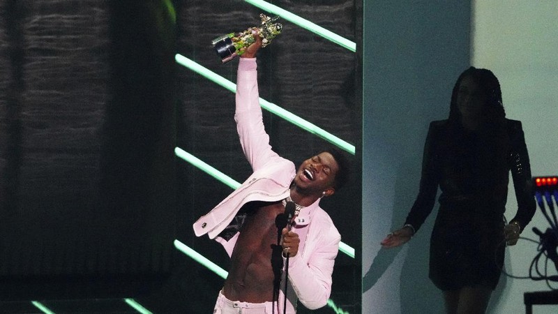 Justin Bieber accepts the award for artist of the year at the MTV Video Music Awards at Barclays Center on Sunday, Sept. 12, 2021, in New York. (Photo by Charles Sykes/Invision/AP)