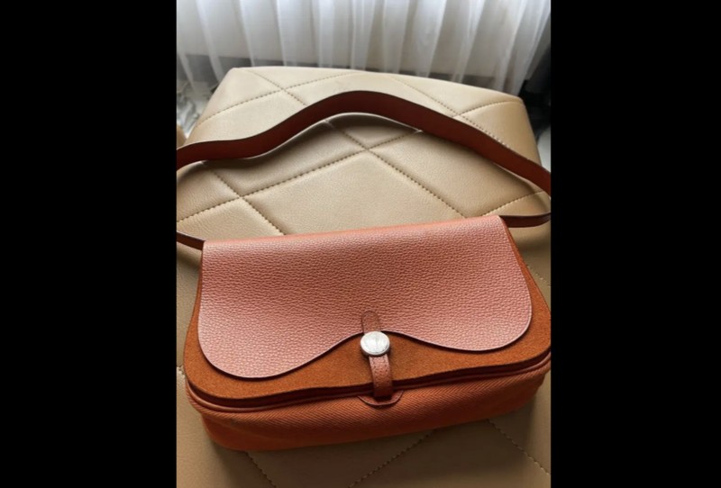 Tas Louis Vuitton Limited Edition LV Second Preloved Original yang dijual seharga Rp 14.500.000 (OLX/Dyana Ratupaksi) Tas Louis Vuitton Limited Edition LV Second Preloved Original yang dijual seharga Rp 14.500.000 (OLX/Dyana Ratupaksi)