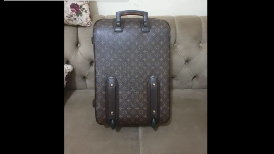 Tas Louis Vuitton Limited Edition LV Second Preloved Original yang dijual seharga Rp 14.500.000 (OLX/Dyana Ratupaksi)