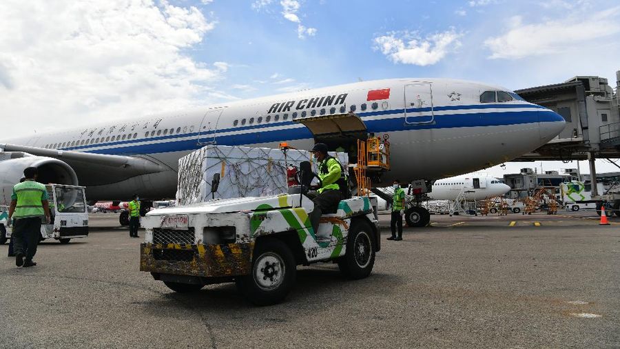 Indonesia kembali kedatangan vaksin tahap 58, 59, dan 60 dengan jumlah sekitar 9,5 juta dosis vaksin jadi, yang artinya hingga saat ini Indonesia sudah kedatangan vaksin bentuk jadi dan bahan baku (bulk) mencapai 240 juta dosis.