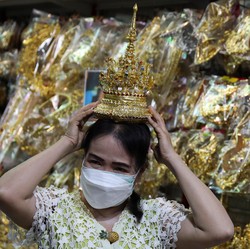 Valentine, Thailand Imbau Warga Pakai Masker saat Bercinta
