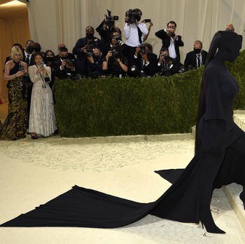 Bikin Kaget! Potret Unik Busana Seleb di Met Gala 2021