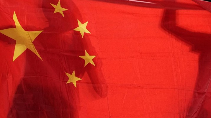 Bendera China China's Chen Meng, left, and Sun Yingsha hold their national flag after winning the table tennis women's singles gold medal match at the 2020 Summer Olympics, Thursday, July 29, 2021, in Tokyo. (AP Photo/Kin Cheung)