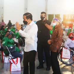 Jokowi Tinjau Langsung Pusat Vaksinasi Ramah Disabilitas