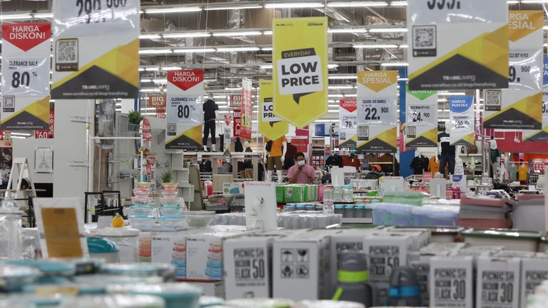 Pengunjung Wajib Menggunakan PeduliLindungi Saat Masuk Supermarket (CNBC Indonesia/Andrean Kristianto) Pengunjung Wajib Menggunakan PeduliLindungi Saat Masuk Supermarket (CNBC Indonesia/Andrean Kristianto)