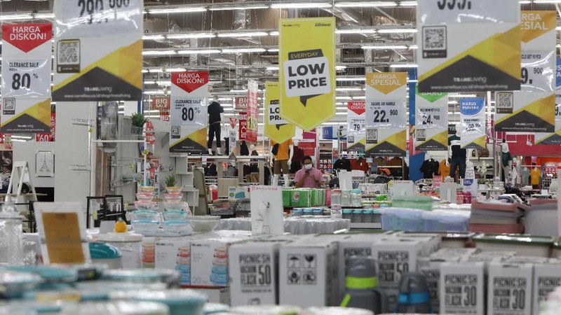 Pengunjung Wajib Menggunakan PeduliLindungi Saat Masuk Supermarket (CNBC Indonesia/Andrean Kristianto)