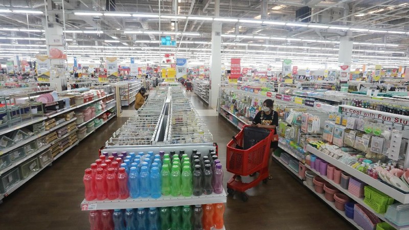 Pengunjung Wajib Menggunakan PeduliLindungi Saat Masuk Supermarket (CNBC Indonesia/Andrean Kristianto)