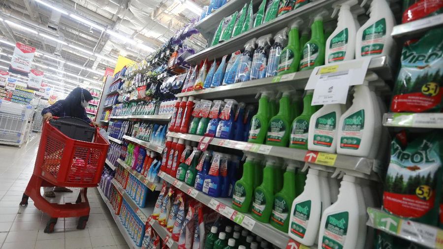 Pengunjung Wajib Menggunakan PeduliLindungi Saat Masuk Supermarket (²©²ÊÍøÕ¾/Andrean Kristianto)