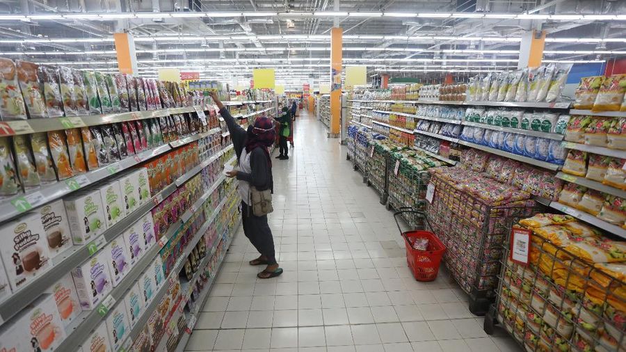 Pengunjung Wajib Menggunakan PeduliLindungi Saat Masuk Supermarket (վ/Andrean Kristianto)