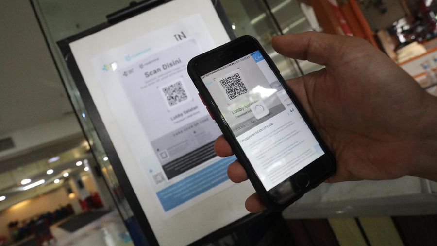 Pengunjung Wajib Menggunakan PeduliLindungi Saat Masuk Supermarket (CNBC Indonesia/Andrean Kristianto)