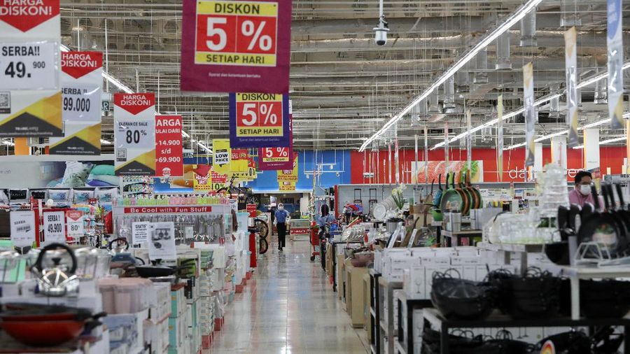 Pengunjung Wajib Menggunakan PeduliLindungi Saat Masuk Supermarket (CNBC Indonesia/Andrean Kristianto)
