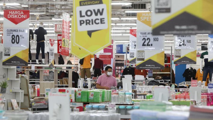 Pengunjung Wajib Menggunakan PeduliLindungi Saat Masuk Supermarket (CNBC Indonesia/Andrean Kristianto)