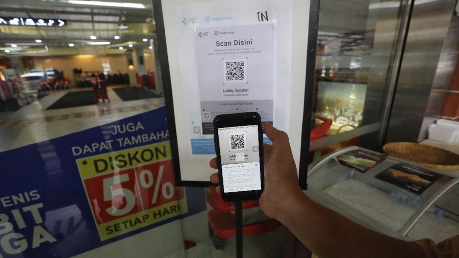 Pengunjung Wajib Menggunakan PeduliLindungi Saat Masuk Supermarket (CNBC Indonesia/Andrean Kristianto)