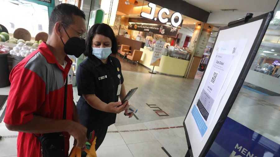 Pengunjung Wajib Menggunakan PeduliLindungi Saat Masuk Supermarket (CNBC Indonesia/Andrean Kristianto)