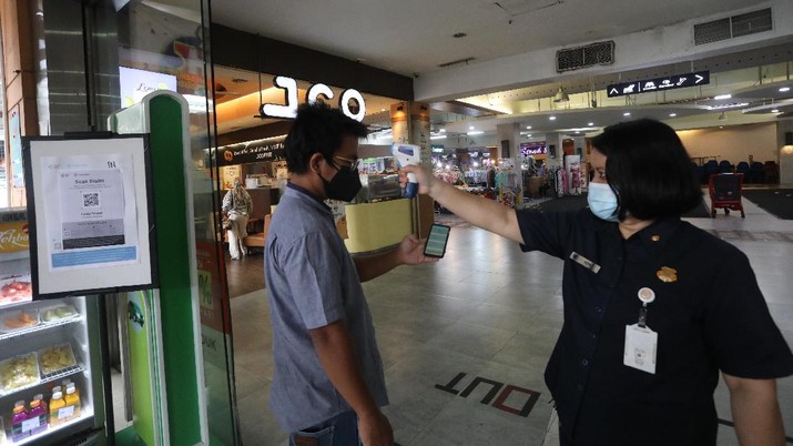 Pengunjung Wajib Menggunakan PeduliLindungi Saat Masuk Supermarket (CNBC Indonesia/Andrean Kristianto)