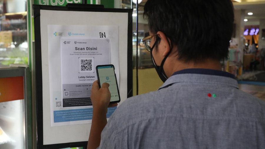 Pengunjung Wajib Menggunakan PeduliLindungi Saat Masuk Supermarket (CNBC Indonesia/Andrean Kristianto)