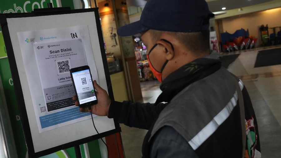 Pengunjung Wajib Menggunakan PeduliLindungi Saat Masuk Supermarket (CNBC Indonesia/Andrean Kristianto)