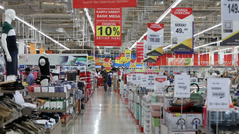 Pengunjung Wajib Menggunakan PeduliLindungi Saat Masuk Supermarket (CNBC Indonesia/Andrean Kristianto)