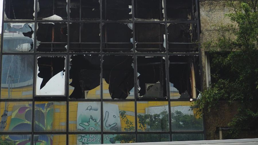 Petugas kebakaran masih berupaya memadamkan api didalam ruko yang terbakar di depan LTC Glodok, Jakarta, Selasa (14/9/2021) Ada 26 unit mobil kebakaran yang dikerahkan dilokasi kebakaran. Pantauan dilokasi api sudah berhasil dipadamkan.  (CNBC Indonesia/Tri Susilo)
