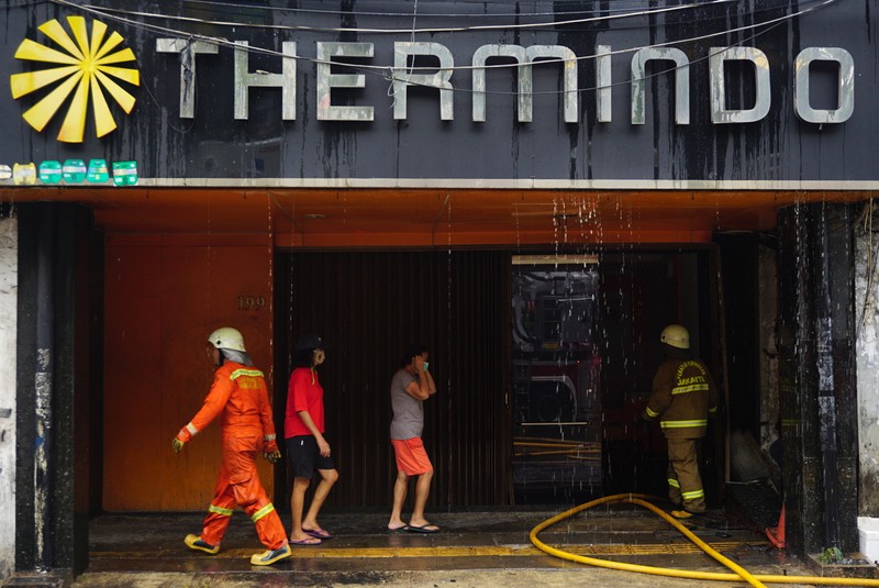 Petugas kebakaran masih berupaya memadamkan api didalam ruko yang terbakar di depan LTC Glodok, Jakarta, Selasa (14/9/2021) Ada 26 unit mobil kebakaran yang dikerahkan dilokasi kebakaran. Pantauan dilokasi api sudah berhasil dipadamkan. (CNBC Indonesia/Tri Susilo) Petugas kebakaran masih berupaya memadamkan api didalam ruko yang terbakar di depan LTC Glodok, Jakarta, Selasa (14/9/2021) Ada 26 unit mobil kebakaran yang dikerahkan dilokasi kebakaran. Pantauan dilokasi api sudah berhasil dipadamkan. (CNBC Indonesia/Tri Susilo)