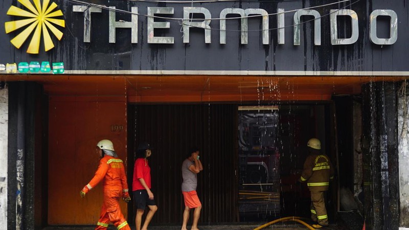 Petugas kebakaran masih berupaya memadamkan api didalam ruko yang terbakar di depan LTC Glodok, Jakarta, Selasa (14/9/2021) Ada 26 unit mobil kebakaran yang dikerahkan dilokasi kebakaran. Pantauan dilokasi api sudah berhasil dipadamkan.  (CNBC Indonesia/Tri Susilo)