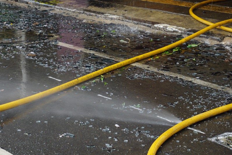 Petugas kebakaran masih berupaya memadamkan api didalam ruko yang terbakar di depan LTC Glodok, Jakarta, Selasa (14/9/2021) Ada 26 unit mobil kebakaran yang dikerahkan dilokasi kebakaran. Pantauan dilokasi api sudah berhasil dipadamkan. (CNBC Indonesia/Tri Susilo) Petugas kebakaran masih berupaya memadamkan api didalam ruko yang terbakar di depan LTC Glodok, Jakarta, Selasa (14/9/2021) Ada 26 unit mobil kebakaran yang dikerahkan dilokasi kebakaran. Pantauan dilokasi api sudah berhasil dipadamkan. (CNBC Indonesia/Tri Susilo)