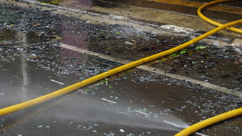 Petugas kebakaran masih berupaya memadamkan api didalam ruko yang terbakar di depan LTC Glodok, Jakarta, Selasa (14/9/2021) Ada 26 unit mobil kebakaran yang dikerahkan dilokasi kebakaran. Pantauan dilokasi api sudah berhasil dipadamkan.  (CNBC Indonesia/Tri Susilo)