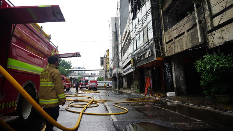 Petugas kebakaran masih berupaya memadamkan api didalam ruko yang terbakar di depan LTC Glodok, Jakarta, Selasa (14/9/2021) Ada 26 unit mobil kebakaran yang dikerahkan dilokasi kebakaran. Pantauan dilokasi api sudah berhasil dipadamkan.  (CNBC Indonesia/Tri Susilo)